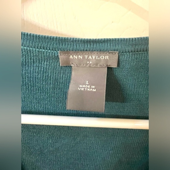 Ann Taylor Cardigan (WITH DEFICIT) - Picture 2 of 4